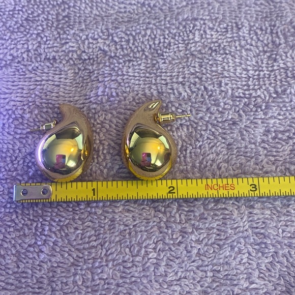 Elegant Gold Tone Teardrop Earrings - Picture 9 of 10